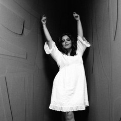 Inès Reg séduit ses fans avec ce cliché en noir et blanc