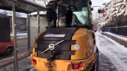 Erzurum Büyükşehir Belediyesi ekipleri karla mücadeleye devam ediyor