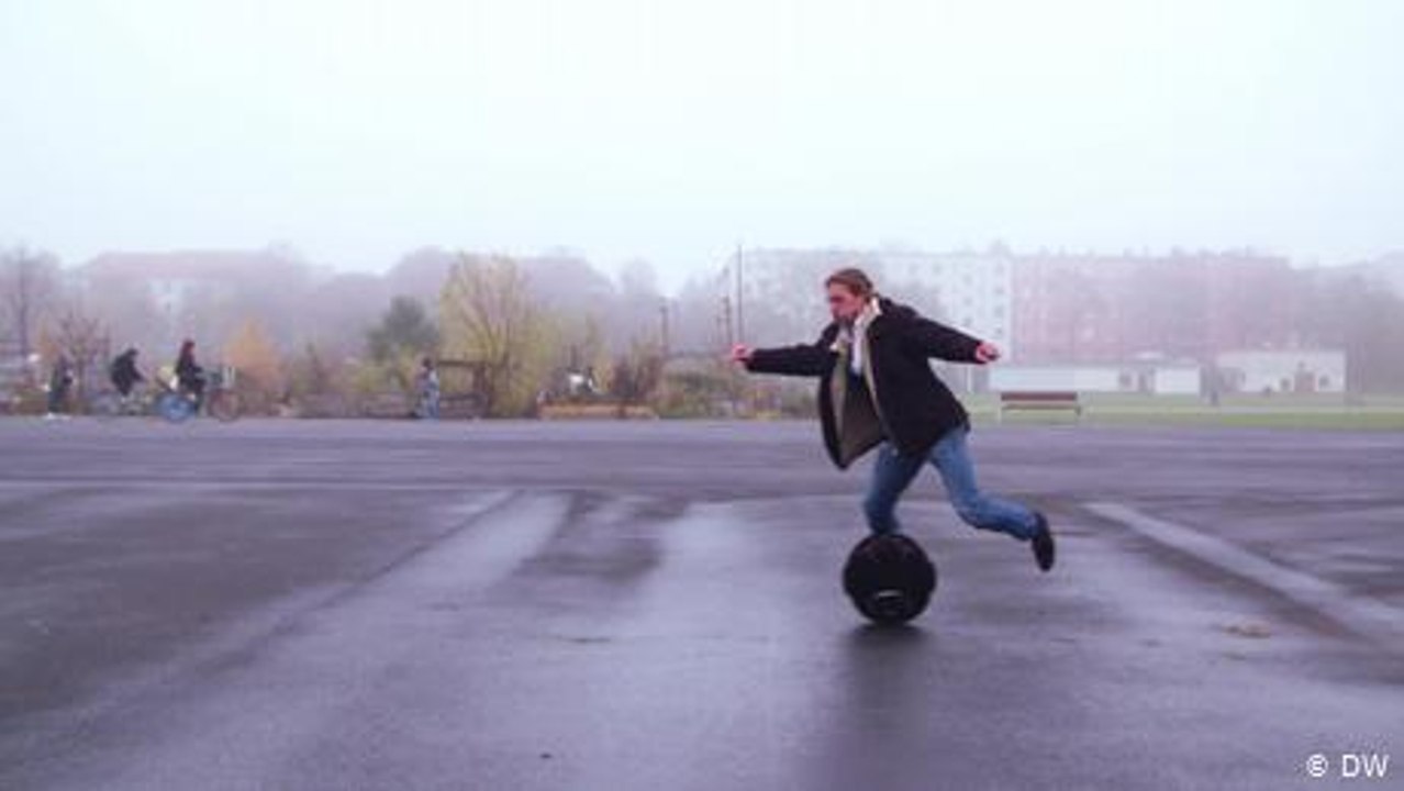 Balanceakt auf dem elektrischen Einrad