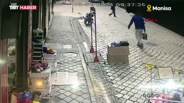 Yürürken yanına pencere camı düşen adam saniyelerle kurtuldu