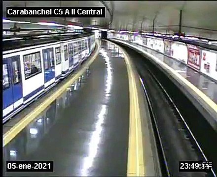 Un policía rescata a un hombre a punto de ser arrollado por el Metro
