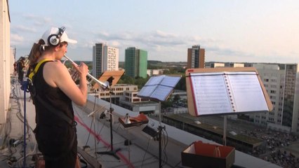 Orquestra sinfônica se apresenta em telhados de Dresden