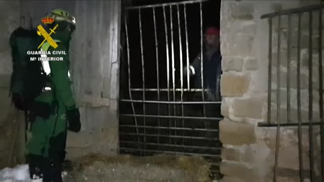 La Guardia Civil rescata a un pastor en medio de la nieve en Azuara, Zaragoza