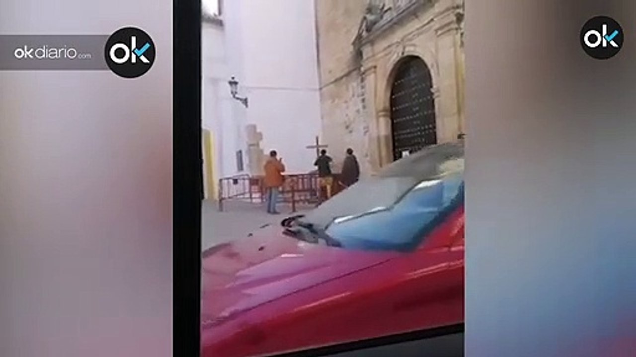 Vecinos de Aguilar de la Frontera reponen la cruz derribada por IU