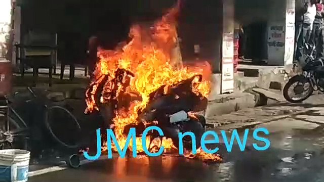 एक्टिवा गाड़ी में सर्विस के दौरान शॉर्ट सर्किट से लगी भीषण आग