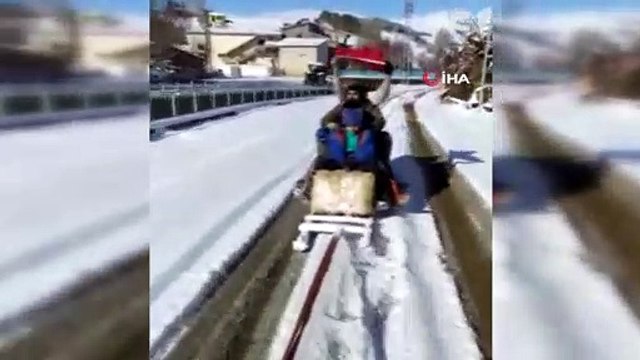 Merdivenden kızak yaptılar, aracın arkasına bağlayıp doyasıya eğlendiler