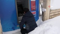 Bitlis kara gömüldü... Vatandaşlar kar üstünde oturarak ATM’lerden para çekiyor