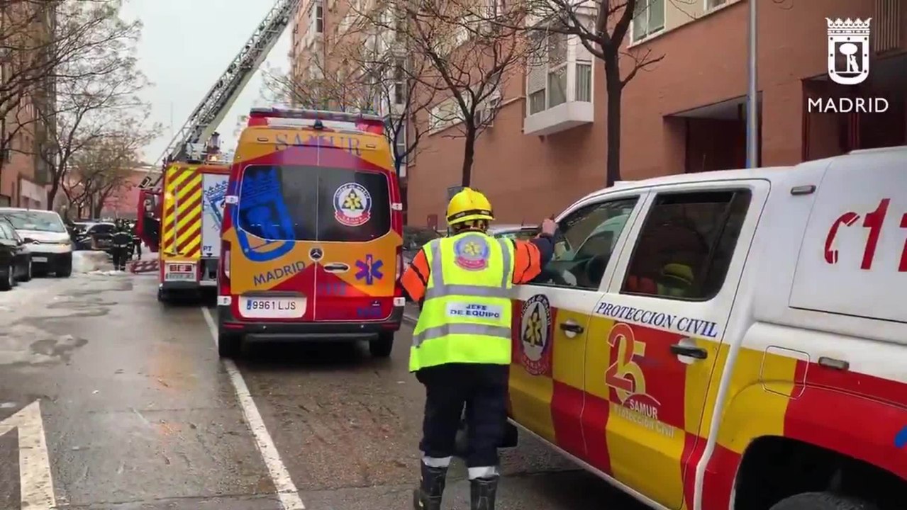 Un herido grave y 7 leves intoxicados en incendio en un piso de Villaverde