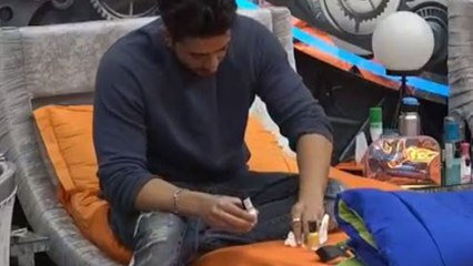 Bigg Boss 14; Jasmin Bhasin की नेलपोलिश का इस्तेमाल करते दिखे Aly Goni |FilmiBeat