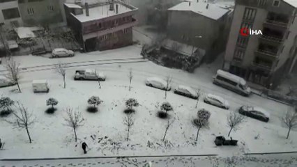 - Buzlu yolda duramayan araç evin bahçesine böyle uçtu