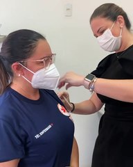 Técnica de enfermagem recebe a 1ª vacina da Covid em Bom Jesus aplicada pela própria prefeita