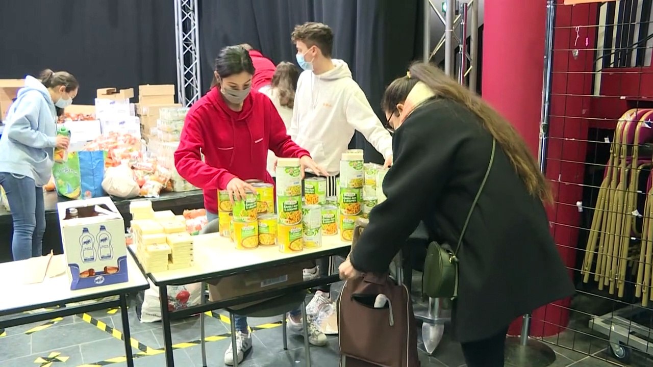 Covid-19: distribution d'aide alimentaire pour...