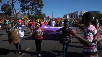 Brasileiros saem às ruas a favor e contra Bolsonaro