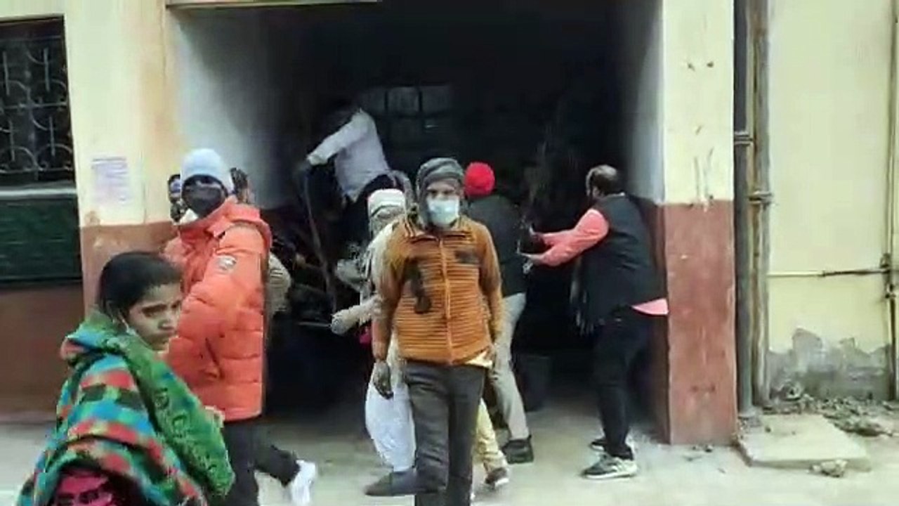 सिविल न्यायालय में फायर सेफ्टी के लिए लगाया जाने वाले गैस सिलेंडर में अचानक हुई लीकेज