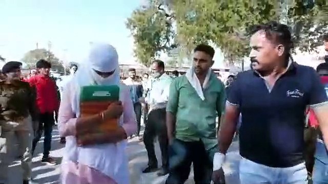 भेरूगढ़ में युवती से छेड़छाड़, भीड़ देखती रही दो लोग सरे राह छेड़ते रहे