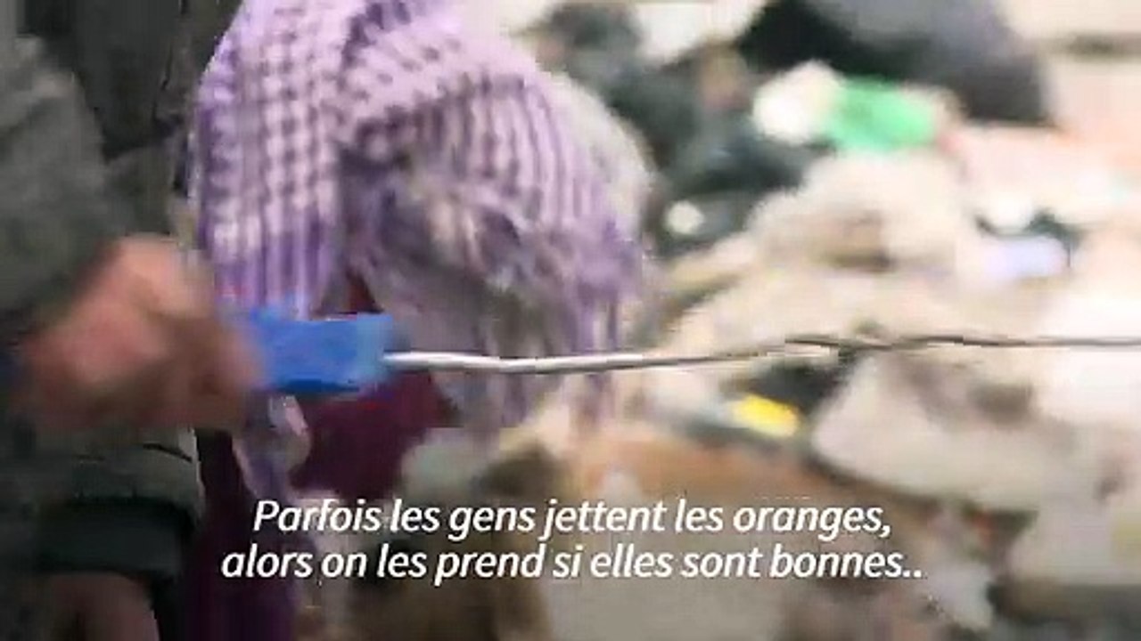 Près de l'or noir, des Syriens fouillent les poubelles pour alléger leur misère