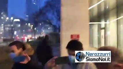 Agente Lautaro in uscita dalla sede