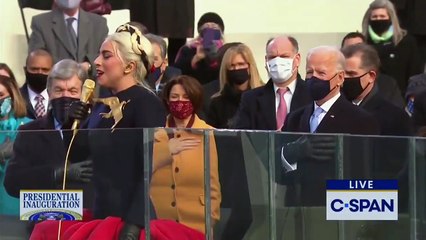 Regardez Lady Gaga qui  chante l’hymne national américain avant les prestations de serment de Kamala Harris et Joe Biden