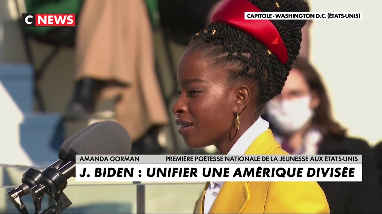 Amanda Gorman, première poétesse nationale des Etats-Unis, lit un poème à la cérémonie d'investiture