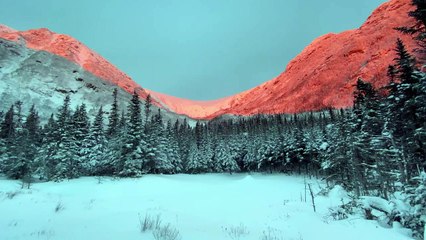 Cette montagne dans le New Hampshire apparait en bi-colore au levé du soleil