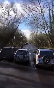 Ils organisent une course de chevaux en pleine route en Angleterre