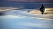 Ils font de la moto sur le lac salé Salar de Uyuni en Bolivie... magnifique
