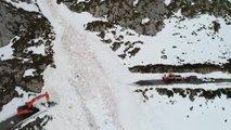 Un alud de grandes dimensiones corta la carretera de acceso a la localidad cántabra de Tresviso