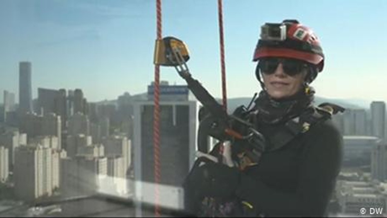 Hoch hinauf: Erste Fassadenreinigerin der Türkei