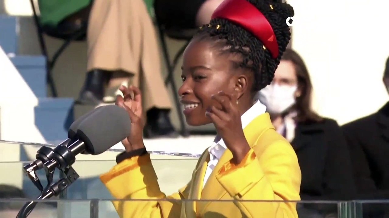 La joven poeta Amanda Gorman recita unos versos en la toma de posesión de Biden