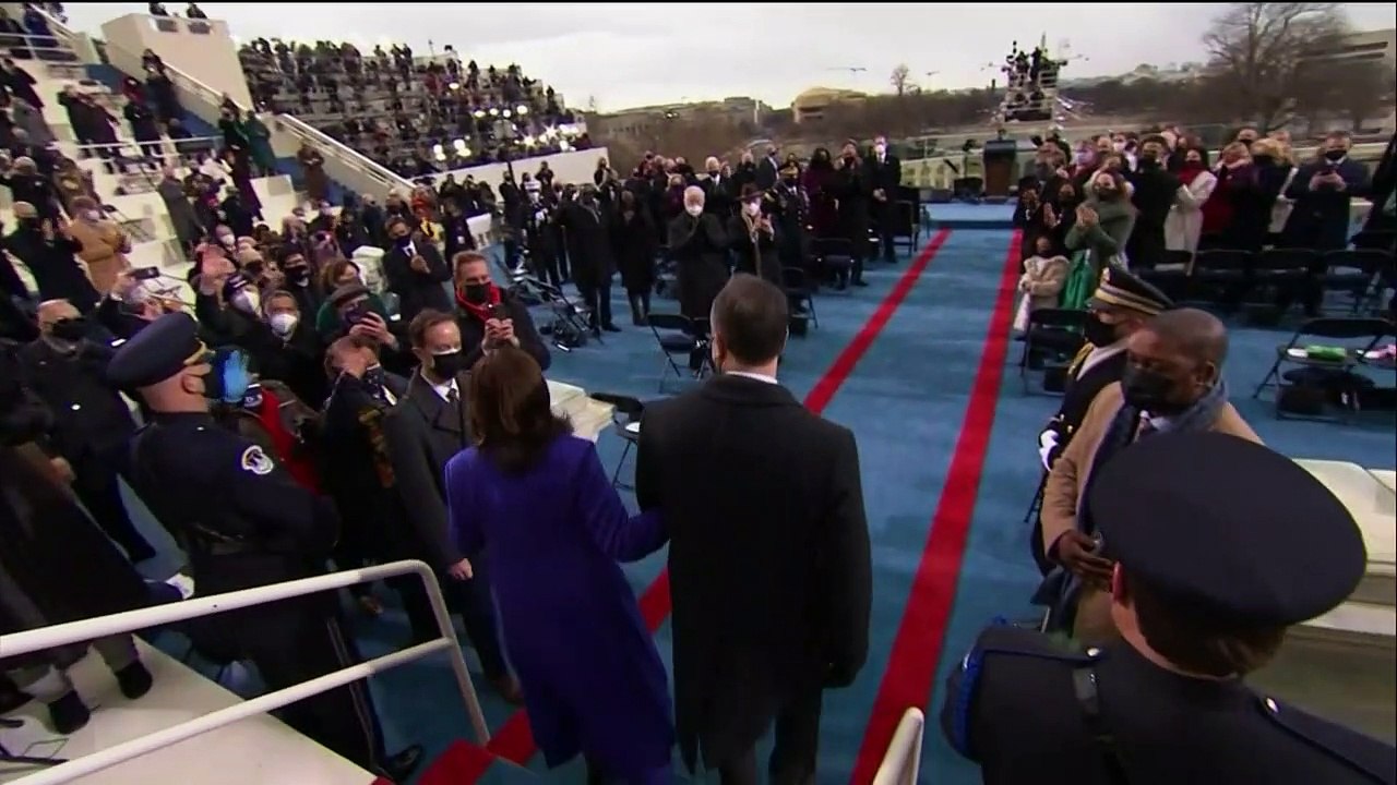 Kamala Harris presta juramento