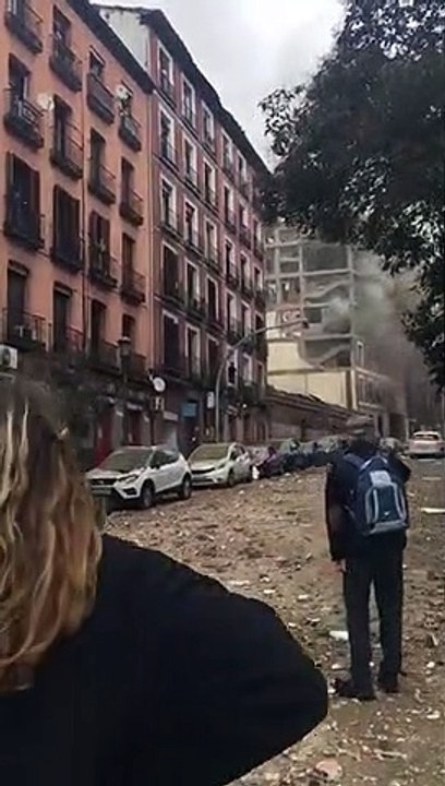 Impresionantes imágenes instantes después de la explosión en la calle Toledo de Madrid