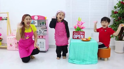 Annie Pretend Playing in Restaurant with Kitchen Toys for Kids