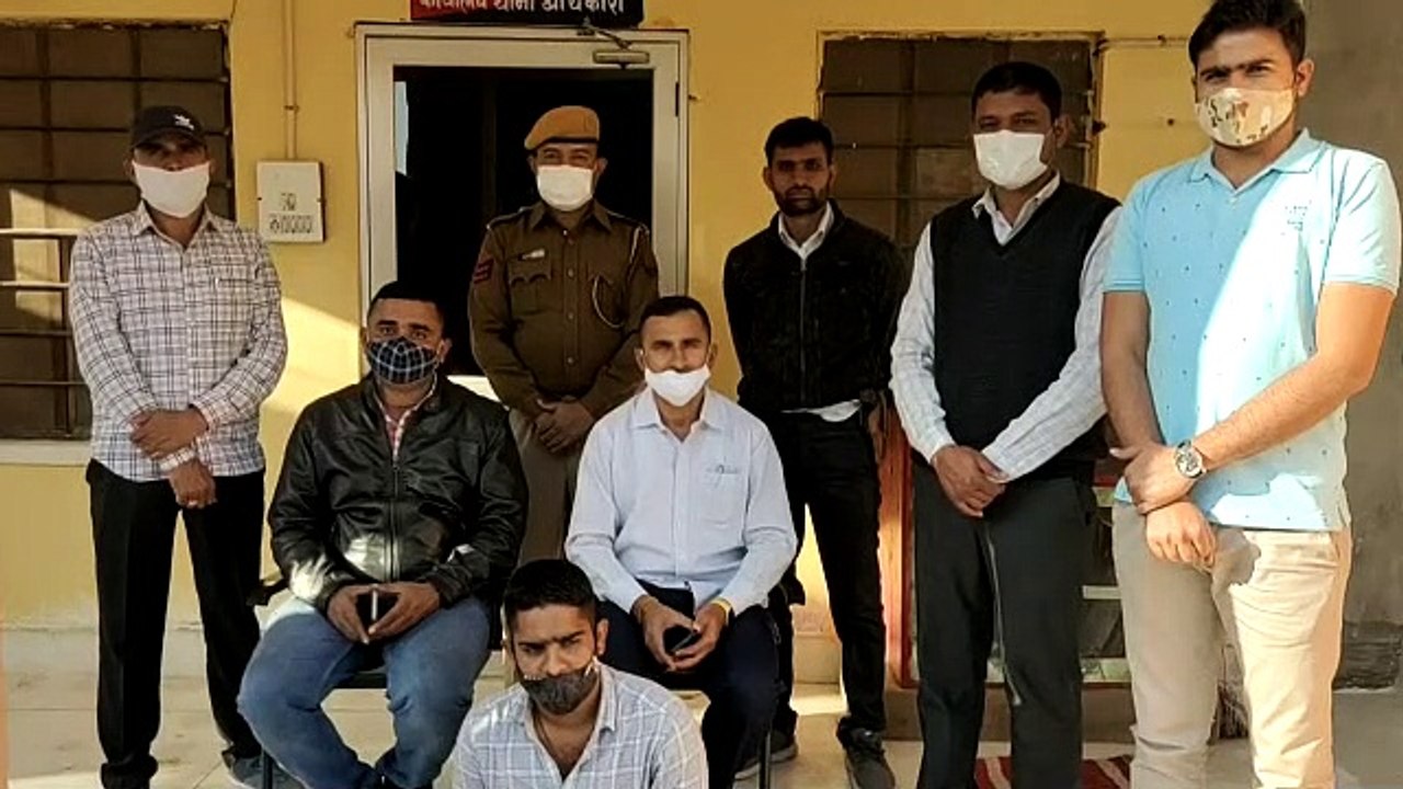 हथियारों संग फोटो सोशल मीडिया में अपलोड करने वाला पकड़ा
