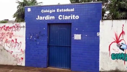 Matagal já tomou conta da calçada e está invadindo a rua em frente ao Colégio Estadual do Jardim Clarito