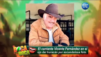 Foto escandalosa del artista Vicente Fernández donde toca a una fanática
