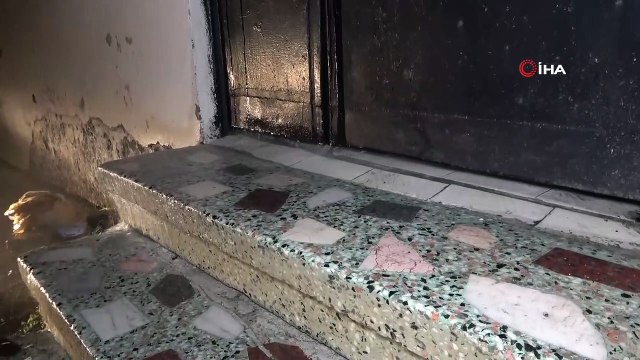 Metruk binada su boruları patladı, apartman suyla doldu taştı