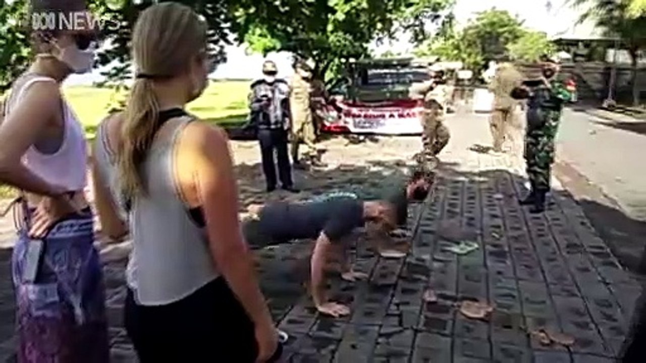 Coronavirus - Regardez ces images à Bali où les étrangers surpris sans masque dans les rues sont obligés... de faire des pompes en public face aux policiers !