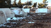 الثلوج تفاقم معاناة النازحين في مخيمات الحدود السورية التركية