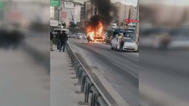 Maltepe'de D-100'de otomobilin alev alev yanması kamerada