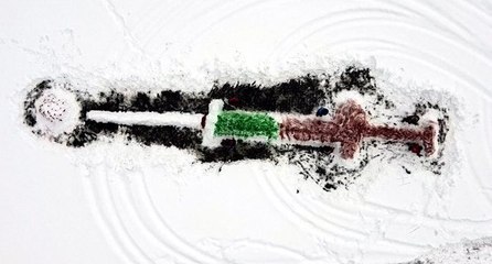 Aşının önemine dikkat çekmek için 20 metrelik ‘kardan enjektör’ yaptılar