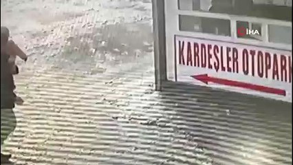 Buzlu yolda kayarak düşen baba kucağındaki çocuğunu böyle korudu