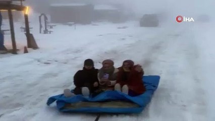 Tahta arabalarını iple bağlayan 2 kafadar kar keyfini böyle yaşadı