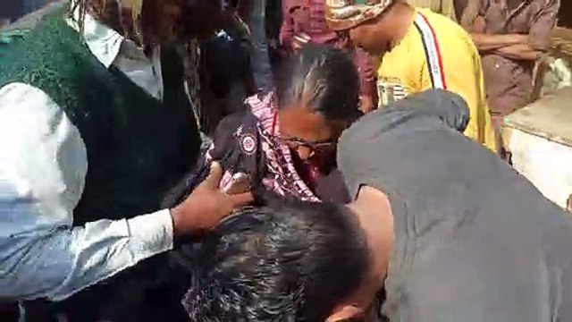 ट्रक का टायर फटने से महिला हुई घायल, बाजार में मची अफरा-तफरी