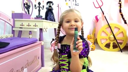 Diana escoge un disfraz de Halloween