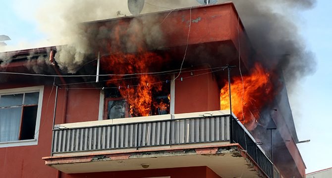 Daire alev alev yandı, binadakileri polis tahliye etti