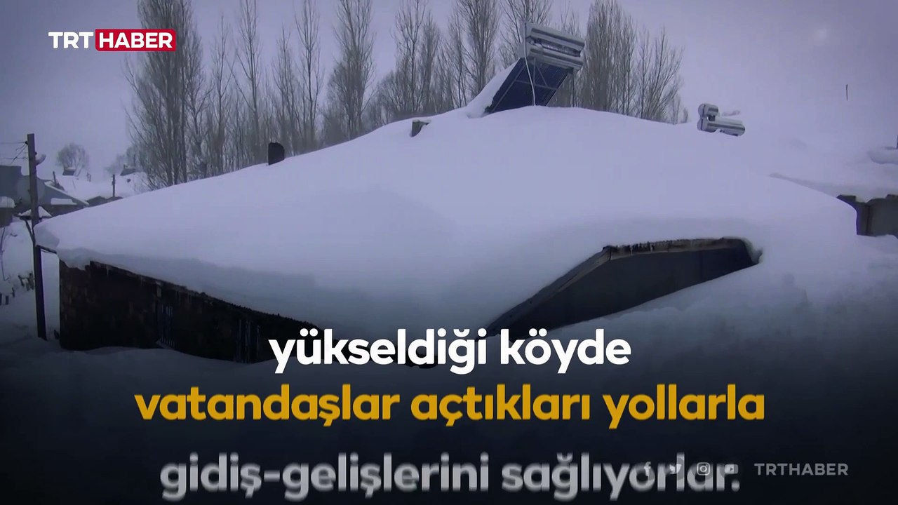 Muş'ta tek katlı evler kar altında kaldı
