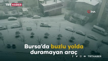 Buz tutan yokuşta duramayan sürücü evin bahçesine uçtu