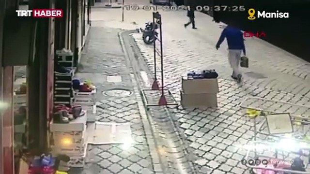 Yürürken yanına pencere camı düşen adam saniyelerle kurtuldu