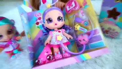 Diana juega con juguetes Kindi Kids