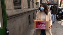 Enfermera entrega 94.000 firmas contra los traslados forzosos al Zendal